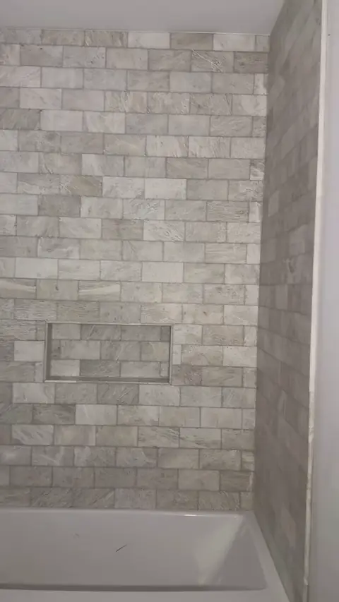 Marble subway tub surround with recessed niche